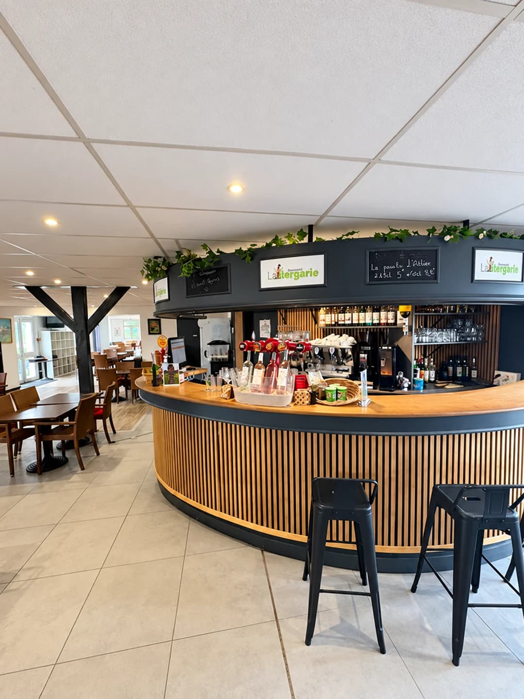 Le bar et la salle du restaurant La Bergerie