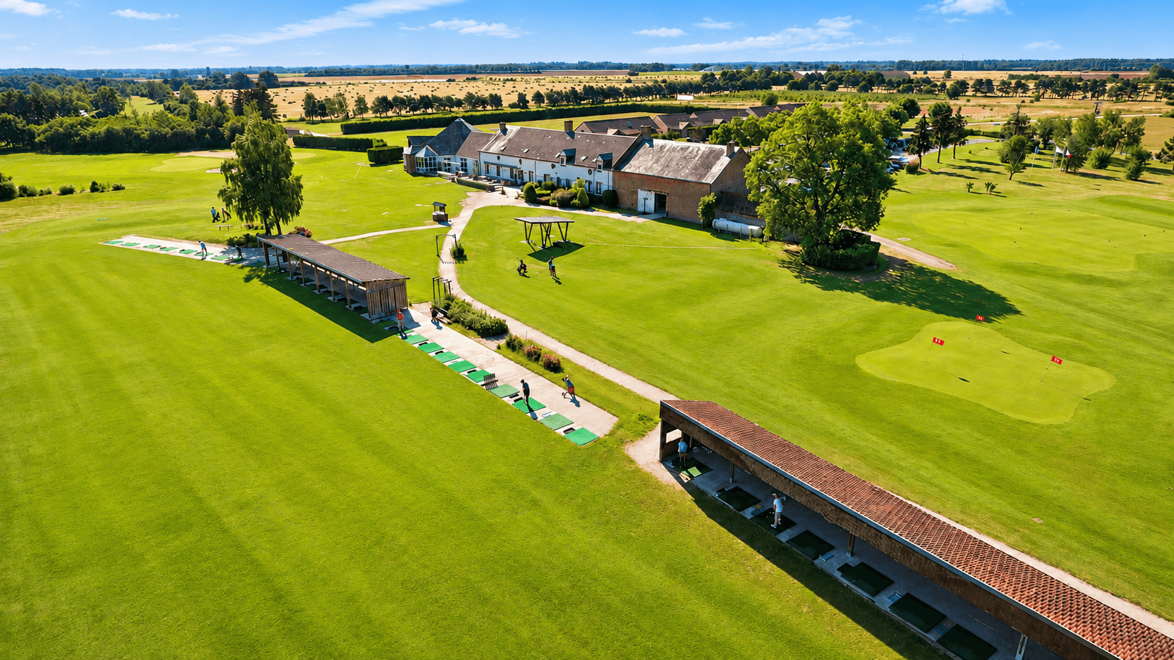 Vue aérienne du Golf de Marcilly, de son practice et de son club-house