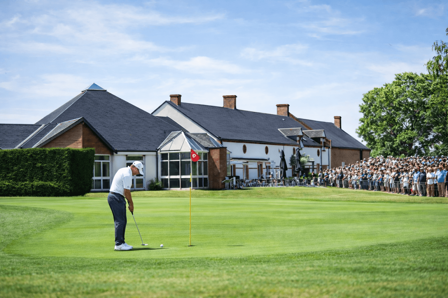 Le club-house et le green du Golf de Marcilly