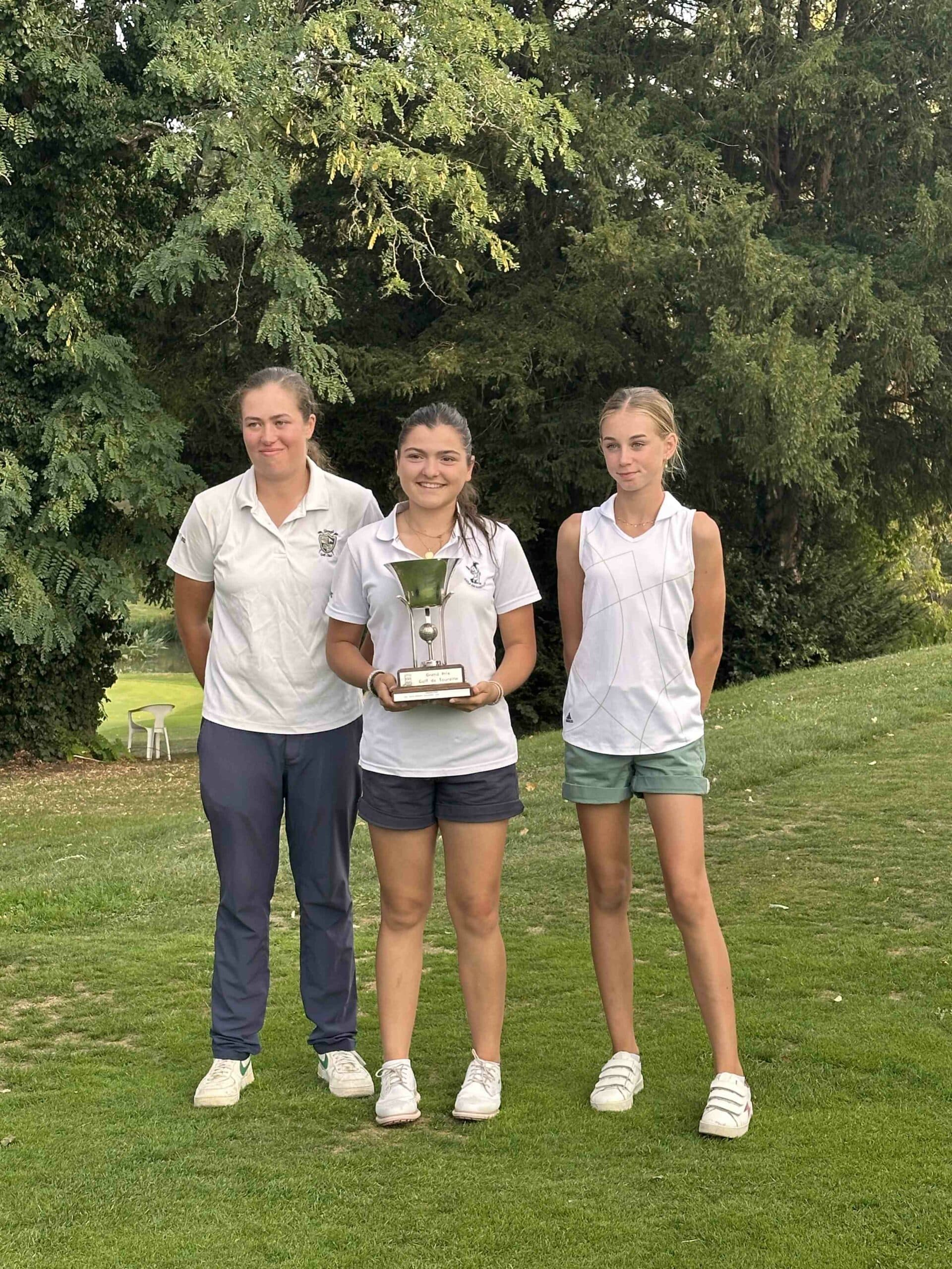 Louise Bourgeon avec son trophée au Grand Prix de Touraine 2026