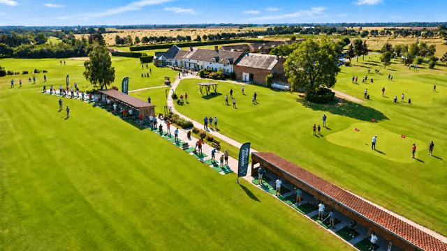 Vue aérienne du practice et du club-house du Golf de Marcilly